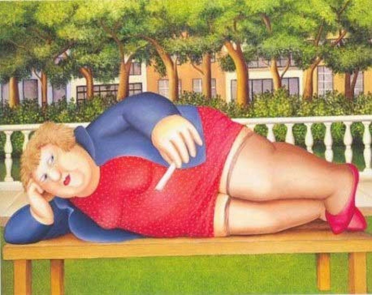 Толстая девушка лежит на диване