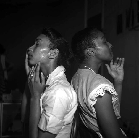 Fashion in Harlem 1950 - New York Large Format Photography - Eve Arnold
