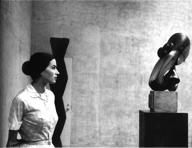 Sylvana Mangano at the Museum of Modern Art 1956 - Large Format Photography by Eve Arnold